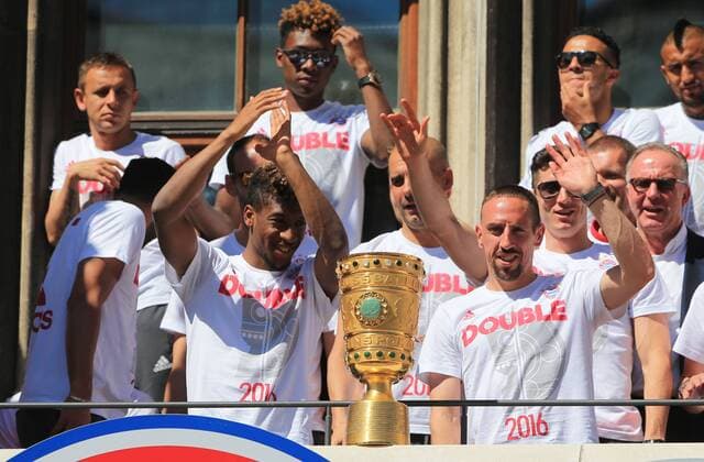 Fußball, Double-Feier von Bayern München auf dem Rathausbalkon 22.05.2016, DFB Pokal am Rauthaus Marienplatz München,Fussball, im Bild: Kingsley Coman (FCB) und Franck Ribery (FCB)