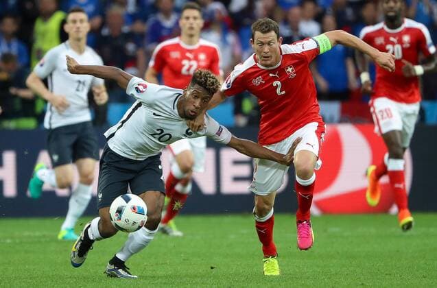 SOCCER - UEFA EURO EM Europameisterschaft Fussball 2016, SUI vs FRA LILLE,FRANCE,19.JUN.16 - SOCCER - UEFA European Championship EM Europameisterschaft 2016, international match Länderspiel Switzerland vs France. Image shows Kingsley Coman (FRA) and Stephan Lichtsteiner (SUI). GEPAxpictures xChristianxWalgram