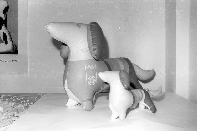 Aufblasbarer Dackel Waldi, Maskottchen der Olympischen Spiele 1972 in München, in zwei Größen