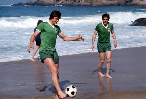 Peter Nogly und Torwart Bernd Franke (beide BR Deutschland) am Strand von Rio de Janeiro