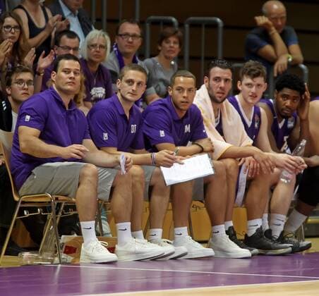 easy credit BBL Basketball Bundesliga Saison 2016 17 BG 74 Göttingen Testspiel BG Göttingen - Oettinger Rockets Gotha Göttingens v.l. Trainer Johan Roijakkers,, Fitmesstrainer Domenik Theodorou, Andrej Mangold, Dominik Spohr, Johannes Menzel, Darius Carter