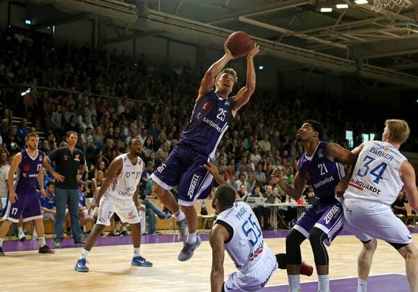 easy credit BBL Basketball Bundesliga Saison 2016 17 BG 74 Göttingen Testspiel BG Göttingen - Oettinger Rockets Gotha Göttingens Jesse Sanders, (am Ball) gegen Gothas Saysean Paige