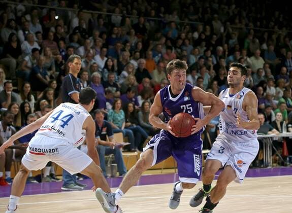 easy credit BBL Basketball Bundesliga Saison 2016 17 BG 74 Göttingen Testspiel BG Göttingen - Oettinger Rockets Gotha Göttingens Jesse Sander (am Ball) gegen Gothas Max Dileo (rechts) und Gerad Gomila
