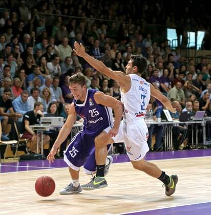 easy credit BBL Basketball Bundesliga Saison 2016 17 BG 74 Göttingen Testspiel BG Göttingen - Oettinger Rockets Gotha Göttingens Jesse Sander (am Ball) gegen Gothas Max Dileo