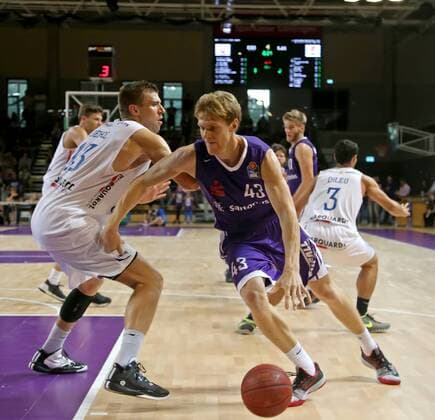 easy credit BBL Basketball Bundesliga Saison 2016 17 BG 74 Göttingen Testspiel BG Göttingen - Oettinger Rockets Gotha Göttingens Scott Eatherton (am Ball) gegen Gothas Robert Oehle