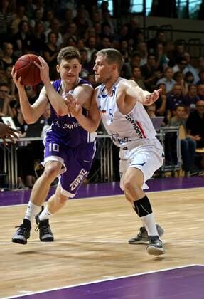 easy credit BBL Basketball Bundesliga Saison 2016 17 BG 74 Göttingen Testspiel BG Göttingen - Oettinger Rockets Gotha Göttingens Johannes Menzel (am Ball) gegen Gothas Janke Schmidkunz
