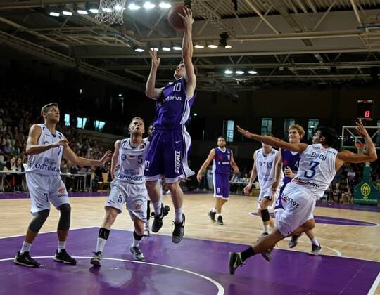 easy credit BBL Basketball Bundesliga Saison 2016 17 BG 74 Göttingen Testspiel BG Göttingen - Oettinger Rockets Gotha Göttingens Johannes Menzel (am Ball) gegen Gothas Janke Schmidkunz (links)