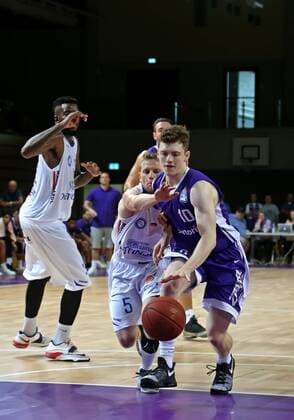 easy credit BBL Basketball Bundesliga Saison 2016 17 BG 74 Göttingen Testspiel BG Göttingen - Oettinger Rockets Gotha Göttingens Johannes Menzel (am Ball) gegen Gothas Janke Schmidkunz