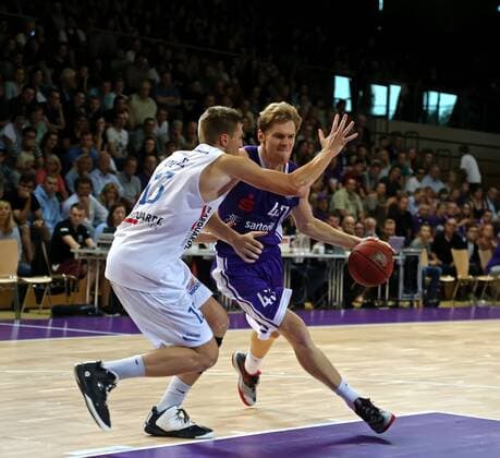 easy credit BBL Basketball Bundesliga Saison 2016 17 BG 74 Göttingen Testspiel BG Göttingen - Oettinger Rockets Gotha Göttingens Scott Eatherton (am Ball) gegen Gothas Robert Oehle (rechts)