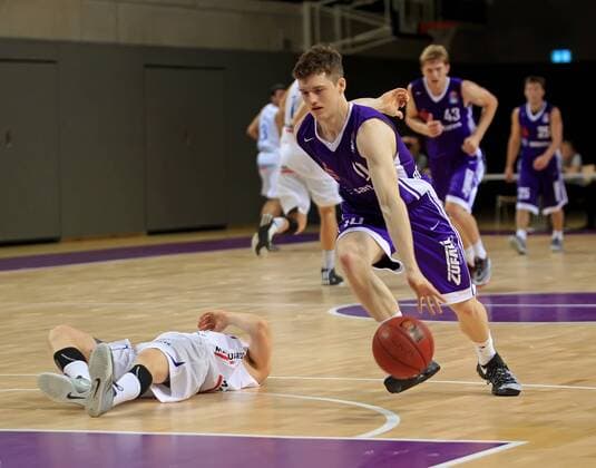 easy credit BBL Basketball Bundesliga Saison 2016 17 BG 74 Göttingen Testspiel BG Göttingen - Oettinger Rockets Gotha Göttingens Johannes Menzel (am Ball) gegen Gothas