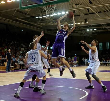 easy credit BBL Basketball Bundesliga Saison 2016 17 BG 74 Göttingen Testspiel BG Göttingen - Oettinger Rockets Gotha Göttingens Scott Eatherton (am Ball) gegen Gothas Grant Gibbs (rechts) und Janke Schmidkunz
