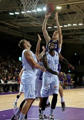 easy credit BBL Basketball Bundesliga Saison 2016 17 BG 74 Göttingen Testspiel BG Göttingen - Oettinger Rockets Gotha Göttingens Scott Eatherton (am Ball) gegen Gothas Robert Oehle (rechts) und Sam Muldrow