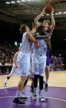 easy credit BBL Basketball Bundesliga Saison 2016 17 BG 74 Göttingen Testspiel BG Göttingen - Oettinger Rockets Gotha Göttingens Scott Eatherton (am Ball) gegen Gothas Robert Oehle (rechts) und Sam Muldrow