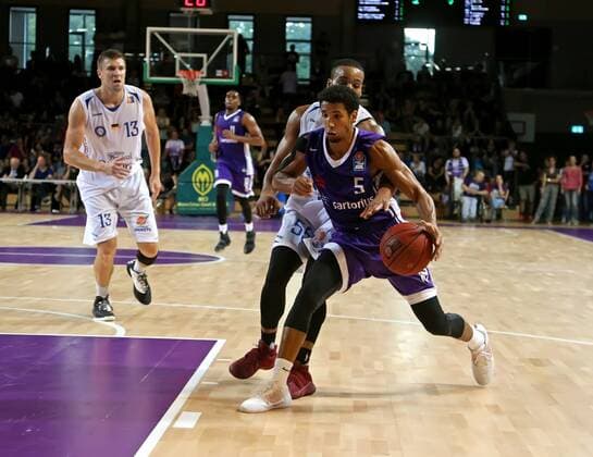 easy credit BBL Basketball Bundesliga Saison 2016 17 BG 74 Göttingen Testspiel BG Göttingen - Oettinger Rockets Gotha Göttingens Leon Williams (am Ball) gegen Gothas Saysean Paige