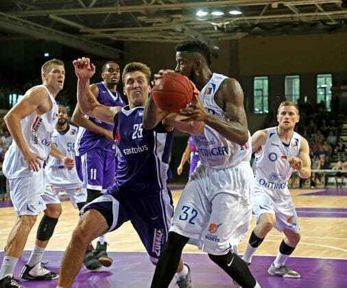 easy credit BBL Basketball Bundesliga Saison 2016 17 BG 74 Göttingen Testspiel BG Göttingen - Oettinger Rockets Gotha Göttingens Jesse Sanders (am Ball links) gegen Gothas Sam Muldrow