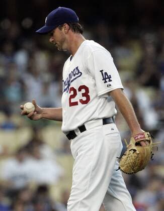 Los Angeles Dodgers starting pitcher Derek Lowe walks around the mound in the second inning against the Philadelphia Phillies at Dodger Stadium Monday, August 10, 2008. . (Hans Gutknecht Daily News Dodegrs vs Phillies - ZUMA