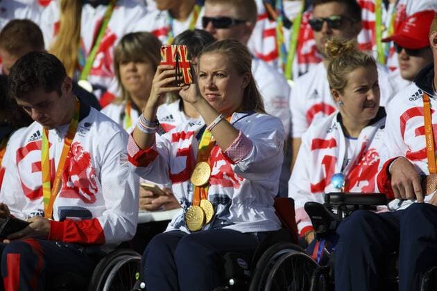October 18, 2016 - London, London, UK - London, UK. Multi-gold medalist wheelchair racer HANNAH COCKROFT takes a picture of the crowd as Olympic and Paralympic athletes, who competed in the Rio 2016 Olympics receive hero s welcome in Trafalgar Square on Tuesday, 10 October 2016. Olympic and Paralympic athletes return to London - ZUMAl94_ 20161018_zaf_l94_078
