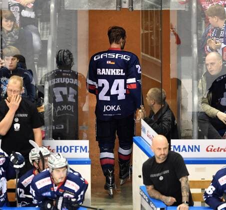 Andre Rankel (EHC), verlaesst nach einer Zeitstrafe fruehzeitig das Eis EHC Eisbären Berlin - Krefeld Pinguins Eishockey, Deutsche Eishockey-Liga, icehockey, Saison 2016 2017, Deutschland, Germany Berlin, 28.12.2016 Mercedes-Benz Arena