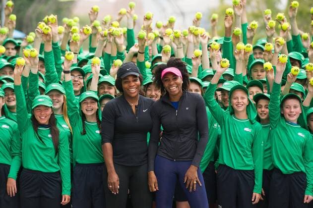 Themen der Woche - SPORT Bilder des Tages - SPORT (170110) -- MELBOURNE, Jan. 10, 2017 -- Serena Williams (L) and Venus Williams of the United States join Australian Open ballkids for a photoshoot session ahead of Australian Open 2017 at Melbourne Park in Melbourne, Australia, Jan. 10, 2017. Australian Open 2017 will take place at Melbourne Park from Jan. 16 to Jan. 29. ) (SP) AUSTRALIA-MELBOURNE-AUSTRALIAN OPEN 2017-BALLKIDS (CN) BaixXue 