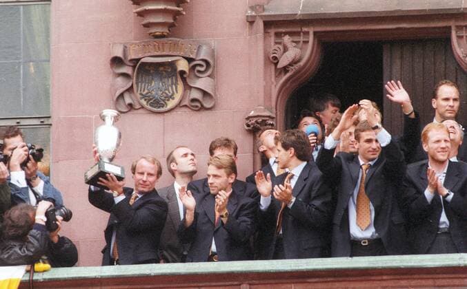 Empfang der Deutschen Fußball-Nationalmannschaft in Frankfurt Main 01.07.1996 Bundestrainer Berti Vogts (ganz links) mit Pokal und seinen Spielern Daneben in der vorderen Reihe v.l: Thomas Häßler, Andreas Möller, Stefan Kuntz und Matthias Sammer. HM