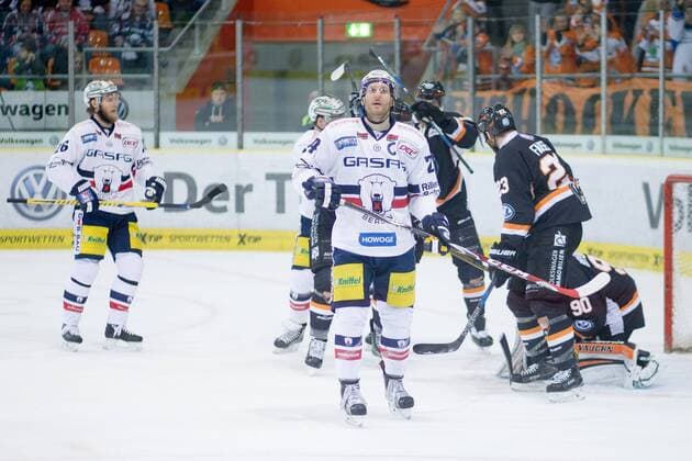 Andre Rankel (Nr. 24 Eisbaeren Berlin) nachdem er an Felix Brueckmann (Nr. 90 Grizzlys Wolfsburg) gescheitert ist Grizzlys Wolfsburg vs. Eisbaeren Berlin Wolfsburg Copyright: xReinelt xEibner-Pressefotox EP_drt
