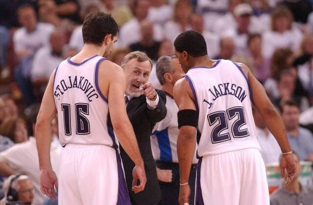 Kings coach Rick Adelman talks with Peja Stojakovic and Jim Jackson late in the fourth quarter of game one of the 2003 NBA Basketball Herren USA Western Conference Playoffs between the Utah Jazz and the Sacramento Kings at Arco Arena in Sacramento, California. April 19, 2003. (Sacramento Bee Photograph by ) ZUMA Press Sacramento Bee Image Archive  - ZUMALKS 20030922_aaf_s76_562 Copyright: xHectorxAmezcuax