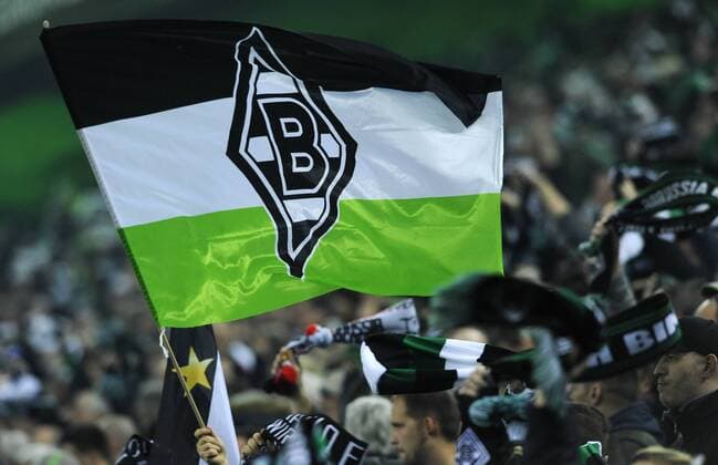 Fussball, UEFA Europa League, Herren, Saison 2016 2017, Achtelfinale Rückspiel, Borussia Park: Bor. Mönchengladbach, BMG (schwarz) - FC Schalke 04, S04 (weiss) 2:2; Fans schwenken eine Borussia Fahne. Fan, Fans, Begeisterung.