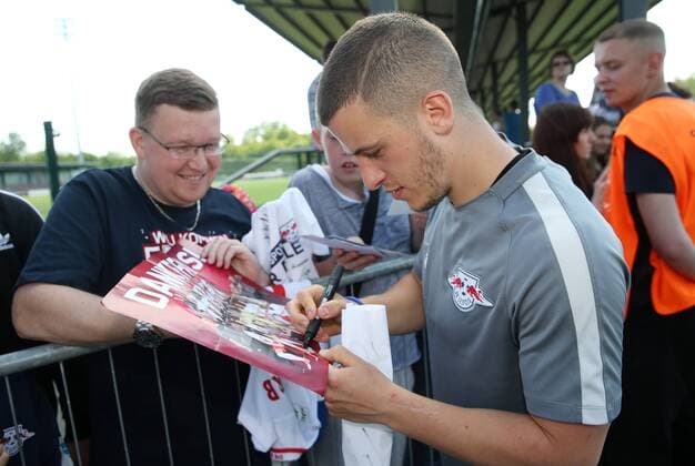 Bilder des Tages - SPORT Leipzig, 17.05.2017, RBL - Trainingszentrum, Fussball, 1.Bundesliga, , RasenBallsport RB Leipzig. Training. , Im Bild: Diego Demme, Fans. ,