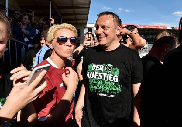 21.05.2017, xfux, Fussball 2.Bundesliga, SV Sandhausen - Hannover 96, emspor, v.l. Trainer Andre Breitenreiter (Hannover 96) mit seiner Ehefrau jubeln jubelt jubelnd ueber den Aufstieg in die 1.Bundesliga nach Spielende. Sandhausen