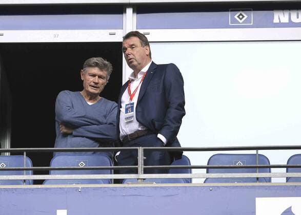 Foto : Peter Nogly (HSV) und Heribert Bruchhagen , rechts Fussball 1. Bundesliga , am Sa. 08.04.2017 HSV - Hoffenheim 2 - 1