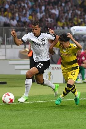 Timothy Chandler (Eintracht Frankfurt), Shinji Kagawa (Borussia Dortmund). Deutschland, Berlin: Fussball, DFB-Pokal Finale: Eintracht Frankfurt vs Borussia Dotmund am 27.05.2017, Olympiastadion.