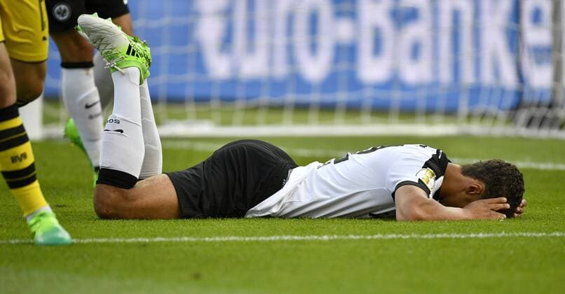 Timothy Chandler Eintracht Frankfurt enttäuscht am Boden 74. DFB-Pokalfinale Eintracht Frankfurt SGE gegen BVB Borussia Dortmund 27.05.2017 DFB Pokalfinale Eintracht Frankfurt SGE gegen BVB Borussia Dortmund