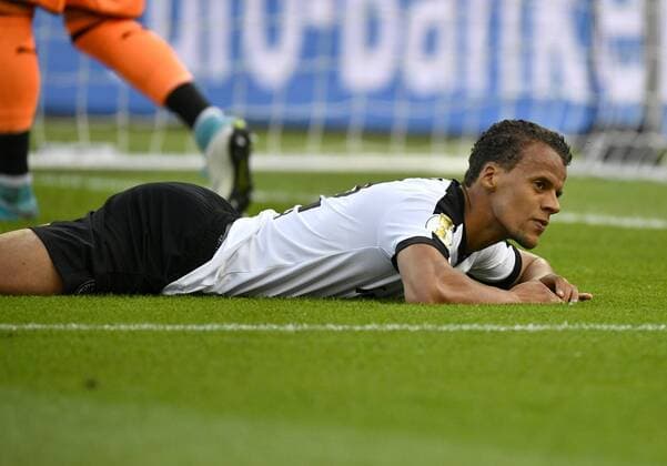 Timothy Chandler Eintracht Frankfurt enttäuscht am Boden 74. DFB-Pokalfinale Eintracht Frankfurt SGE gegen BVB Borussia Dortmund 27.05.2017 DFB Pokalfinale Eintracht Frankfurt SGE gegen BVB Borussia Dortmund