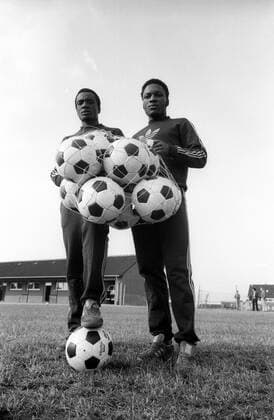 WM 1974, Training Zaire in Ascheberg, Torwart Mwamba Kazadi (li.) und Raymond Bwanga Tshimen mit Ballnetz