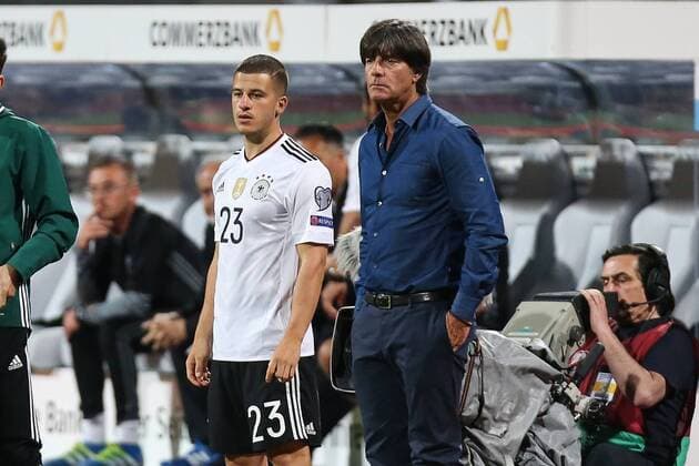 Einwechslung - Diego Demme (Deutschland) mit Bundestrainer Joachim Löw (Deutschland) - WM-Qualifikationsspiel DFB Nationalmannschaft Deutschland vs. San Marino in Nuernberg - Deutschland, Fussball, Mann, Maenner,10.06.2017