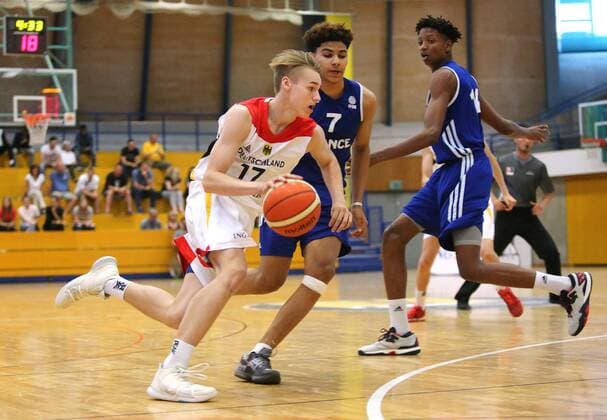 Ludwigsburg Basketball U16 Länderspiel Deutschland vs. Frankreich, v.l. Timo Lanmüller (GER), Kilian Hayes (FRA)