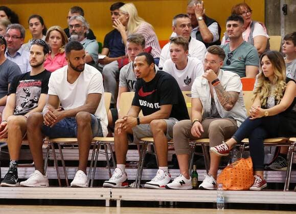Ludwigsburg Basketball U16 Länderspiel Deutschland vs. Frankreich, vorne v.l. Johannes Thiemann und David MCCray (MHP Riesen Ludwigsburg) im Publikum