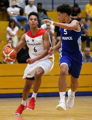 Ludwigsburg Basketball U16 Länderspiel Deutschland vs. Frankreich, v.l. Maximilian Maalik Begue (GER), Timothe Crusol (FRA)