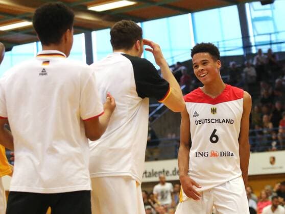Ludwigsburg Basketball U16 Länderspiel Deutschland vs. Frankreich, Maxilimilian Maalik Begue (GER, rechts) freut sich