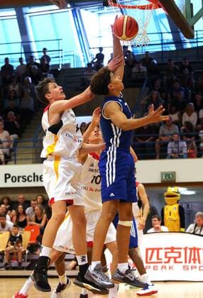 Ludwigsburg Basketball U16 Länderspiel Deutschland vs. Frankreich, v.l. Franz Jacob Wagner (GER), Kilian Hayes (FRA)