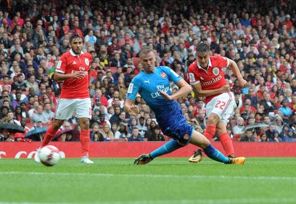 Football - 2017 Emirates Cup pre-season friendly competition - Arsenal vs. Benfica Franco Cervi of Benfica scores their first goal past Rob Holding of Arsenal at The Emirates. COLORSPORT ANDREW COWIE