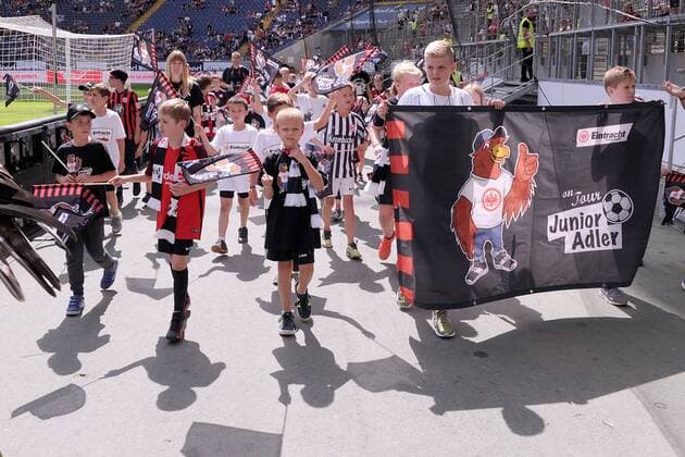 Fußball Testspiel Eintracht Frankfurt - FSV Frankfurt am 06.08.2017 in der Commerzbank-Arena in Frankfurt Die Junior-Adler laufen eine Runde im Stadion xJKx