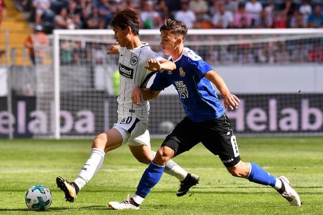Fußball Testspiel Eintracht Frankfurt - FSV Frankfurt am 06.08.2017 in der Commerzbank-Arena in Frankfurt Andrej Markovic ( Frankfurt ), rechts - Daichi Kamada ( Frankfurt ), links xJKx