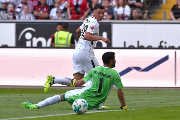 Fußball Testspiel Eintracht Frankfurt - FSV Frankfurt am 06.08.2017 in der Commerzbank-Arena in Frankfurt Renat Dadashov ( Frankfurt ), hinten - Matay Birol ( Frankfurt ) xJKx