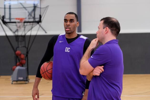 03.08.2017 easy credit BBL Basketball Bundesliga Saison 2017 18 BG 74 Göttingen Darius Carter (links) mit Trainer Johan Roijakkers