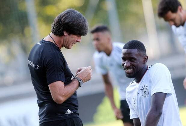 DFB Deutschland Training in Stuttgart Deutschland, Stuttgart, 29.08.2017, Fussball, FIFA, DFB Deutschland Training auf dem Gelände des VfB Stuttgart: v.l. Joachim Löw (Trainer), Antonio Rüdiger.