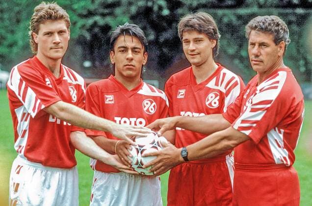 Neue Spieler bei Hannover 96 -hier in der Serie 1992 93 am 18.07.1992 - v.l.: Reinhold Daschner,Hakan Bicici,Reinhold Mathy und Trainer Eberhard Vogel