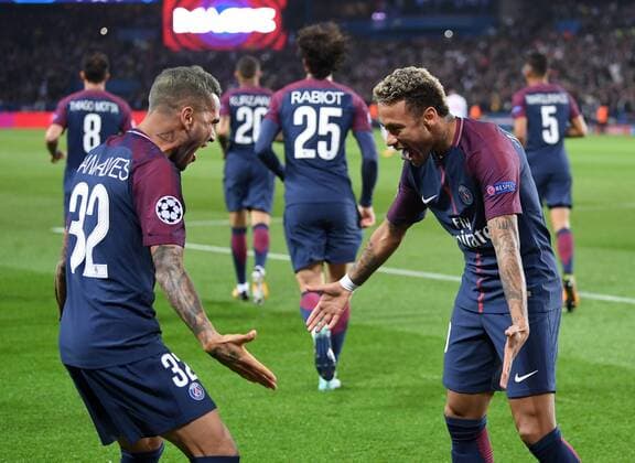 Bilder des Tages - SPORT FUSSBALL CHAMPIONS LEAGUE SAISON 2017 2018 GRUPPENPHASE Paris Saint-Germain - FC Bayern Muenchen 27.09.2017 Dani Alves (li) und Neymar (re, beide Paris Saint-Germain) jubeln nach dem 1:0 Paris 