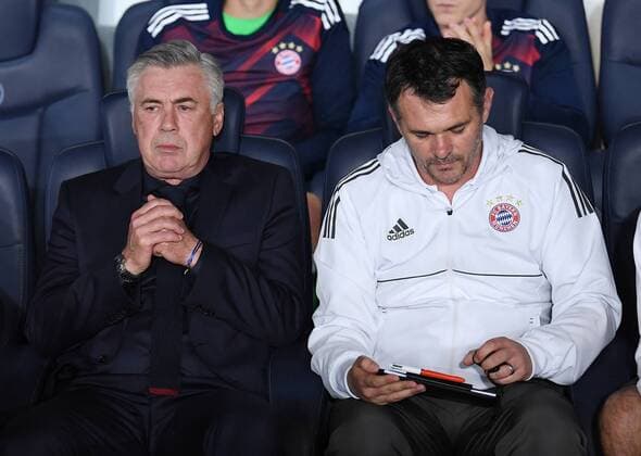 FUSSBALL CHAMPIONS LEAGUE SAISON 2017 2018 GRUPPENPHASE Paris Saint-Germain - FC Bayern Muenchen 27.09.2017 Enttaeuschung auf der FC Bayern Bank; Trainer Carlo Ancelotti (li) und Co-Trainer Willy Sagnol nachdenklich Paris 
