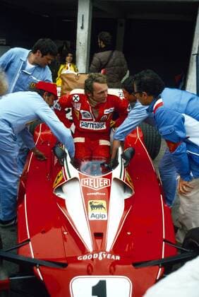Niki Lauda increases at 01 08 1976 a in the Ferrari 312T2 to at grand Prize from Germany participate at the he but at 01 08 1976 in the 2 Round his serious Accident suffer must the him then for be Life characterized here discusses he to yet confident with his Mechanics and Ferrari Mauro Forghieri front right